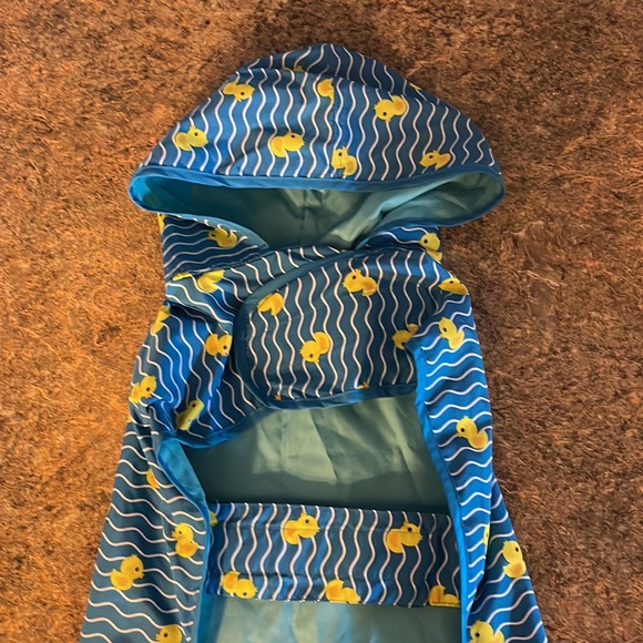 🐤🐾☔️🌦️NWOT Rubber Ducky Hooded Dog Adjustable Velcro Closure Raincoat 🐾💛💙 - Picture 6 of 12